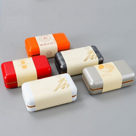 Disponible en caja metálica rectangular para regalo