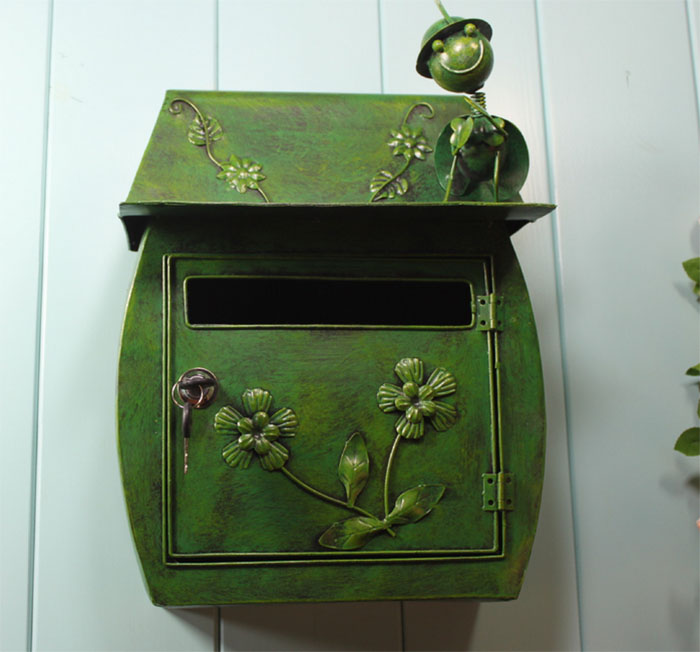 Wall-mounted metal mailbox